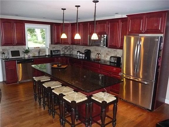 4th image of 502 Bluegrass Dr