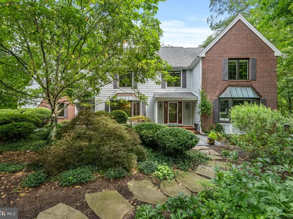 83 W Shore Dr, Pennington, NJ 08534