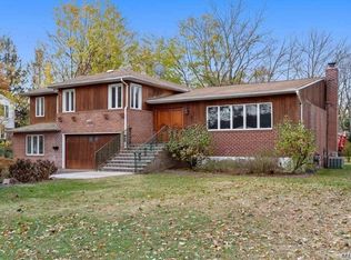 24 Wood Valley Ln, Port Washington, NY 11050