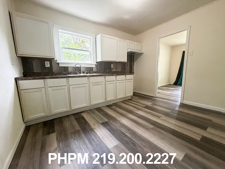 327 Hanley St — Photo 3