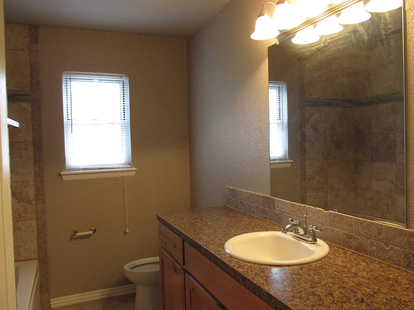 Move In Special: $500 November Rent With 1,000.00 Deposit. Total November Rent 1500.00 — Photo 4