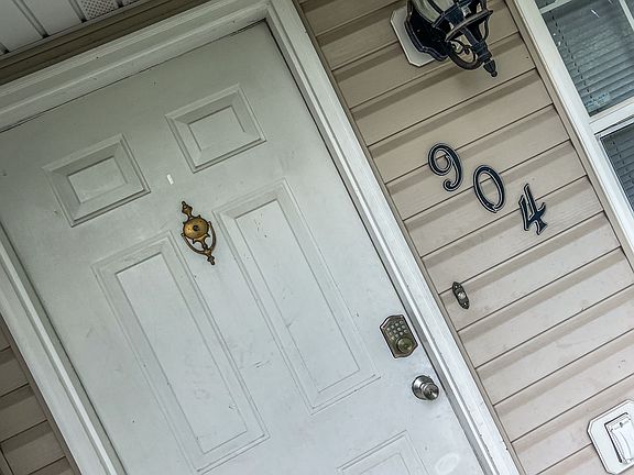 2nd image of 904 Montana St