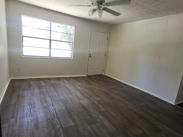302 Larsen St — Photo 6