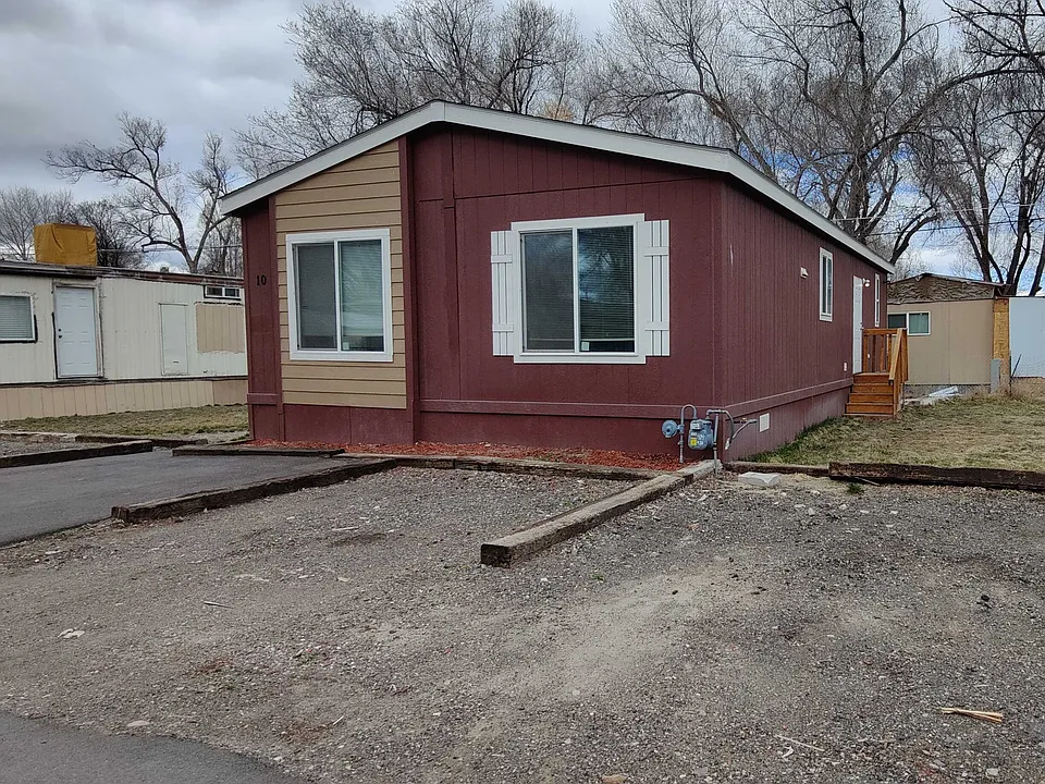 Spacious yard and 2 Car parkin