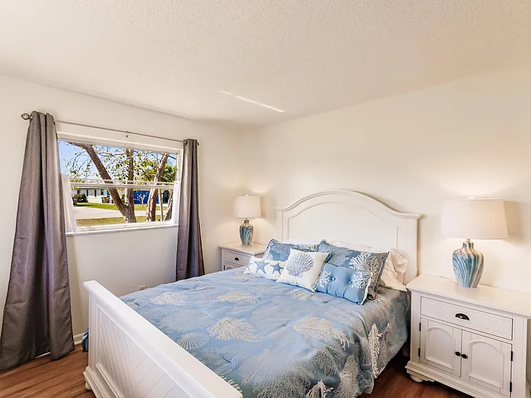 Guestroom with Queen size bed
