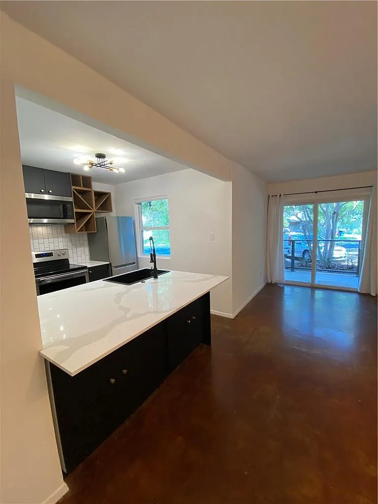 2 bed, 1.0 bath, 758 sqft, $1,975 — Photo 1