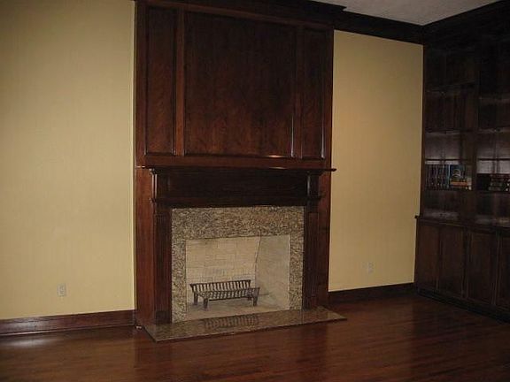 2nd image of 1655 Oxford Ct