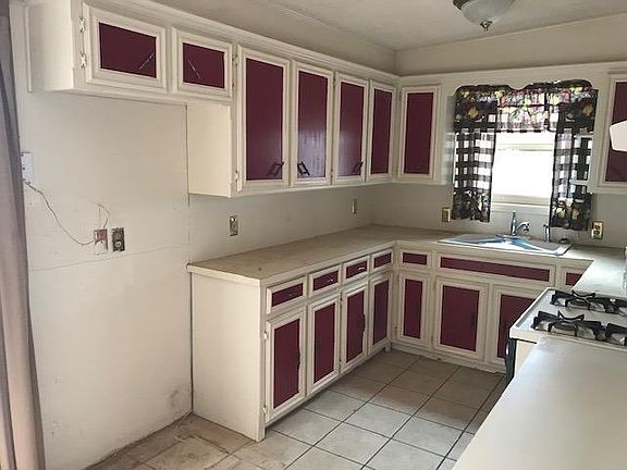 3rd image of 1905 Parkway Dr