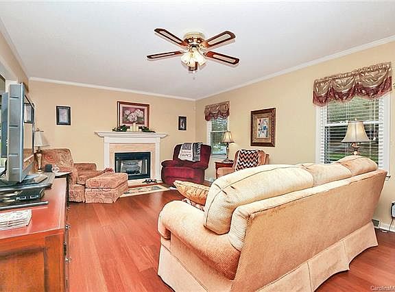 4th image of 514 Harmony Glen Cir