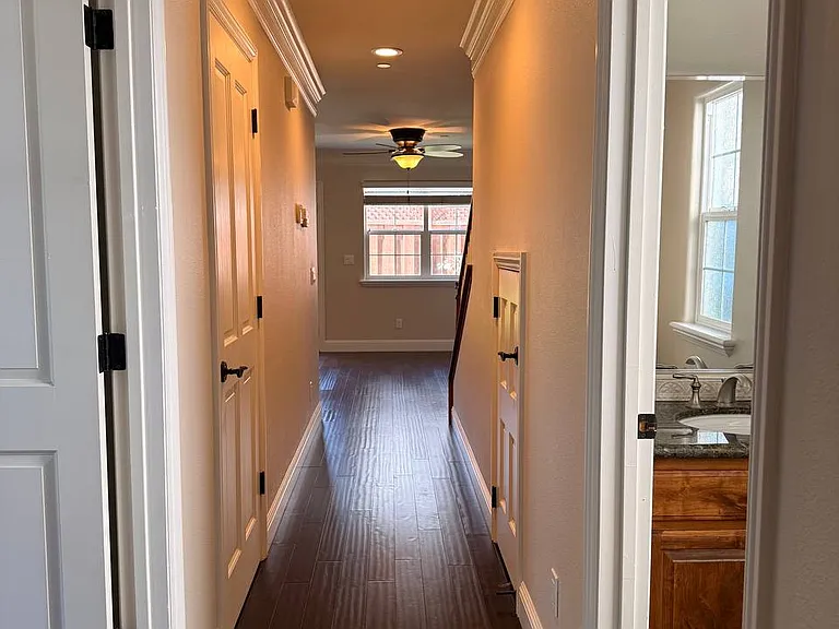 738 Peters Ave — Photo 4