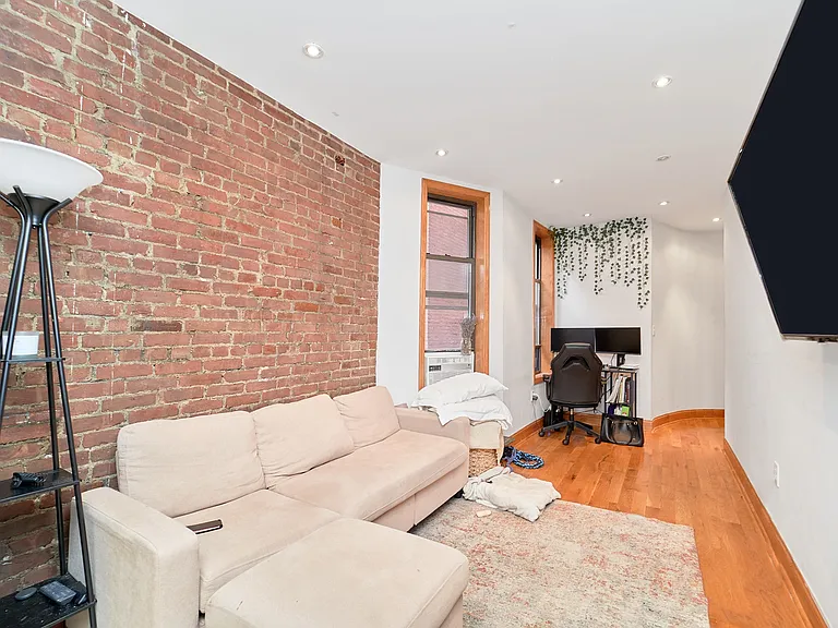 501 1/2 W 43rd St #2E — Photo 3