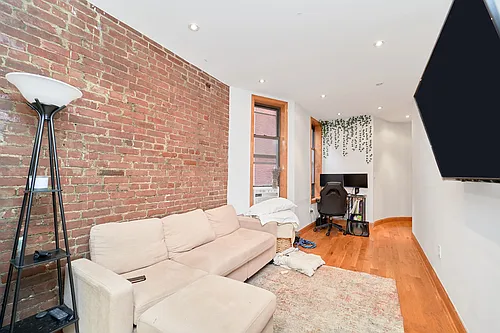 501 1/2 W 43rd St #2E Photo 1