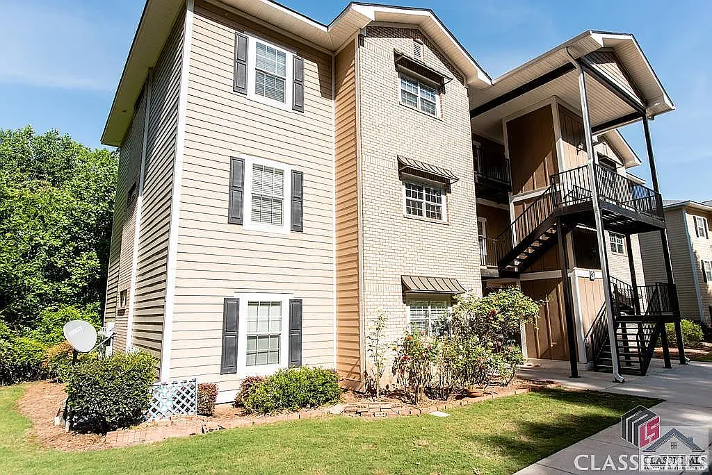 3 bed, 1582 sqft, $1,900 — Photo 1