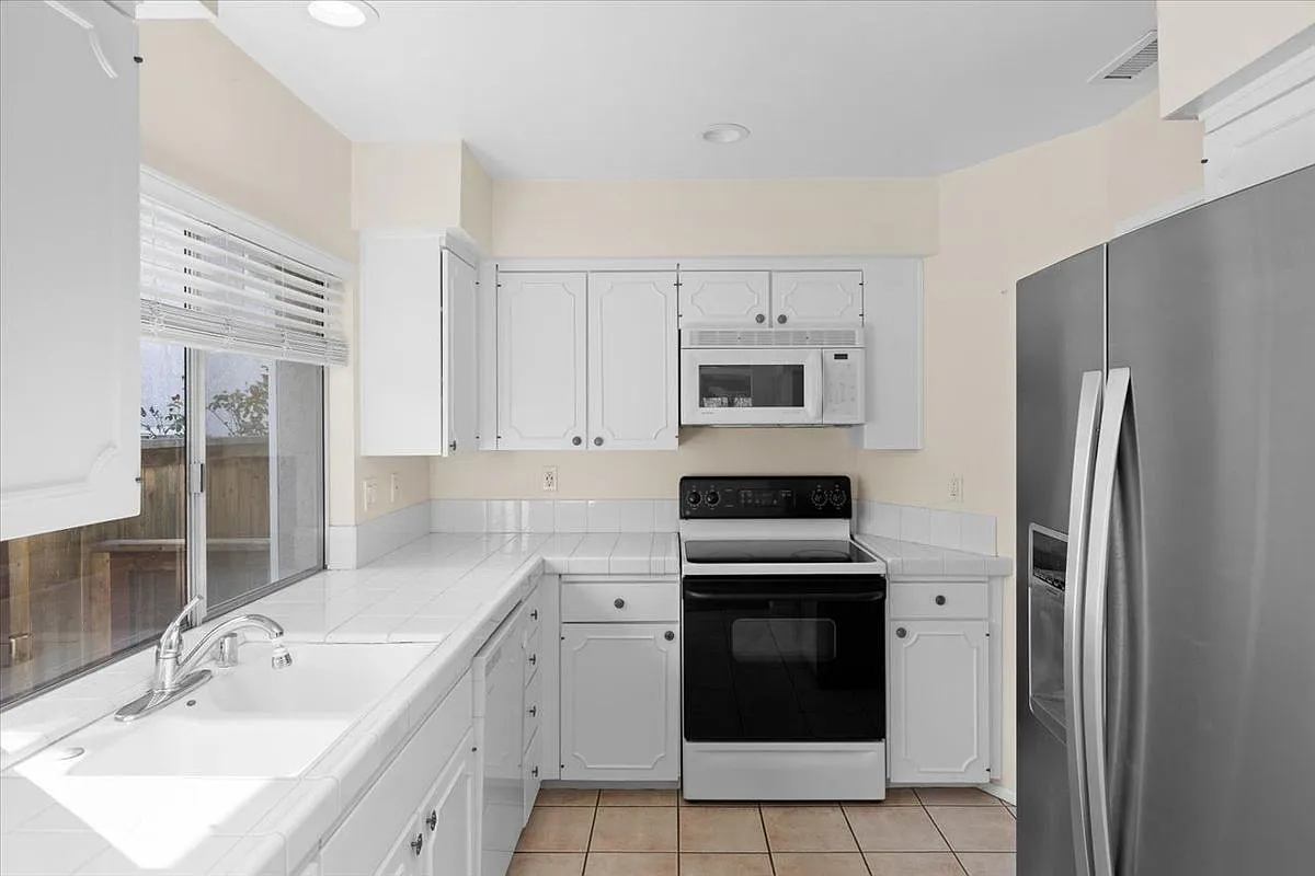 2 bed, 2.0 bath, 1202 sqft, $3,500 — Photo 4