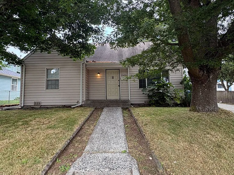 11426 Crestwood Dr S — Photo 2