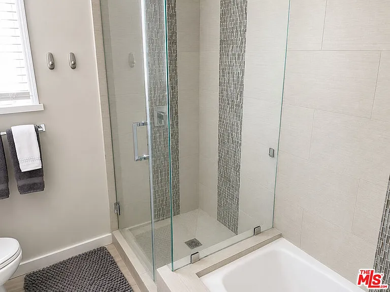 1219 S Burnside Ave — Photo 14