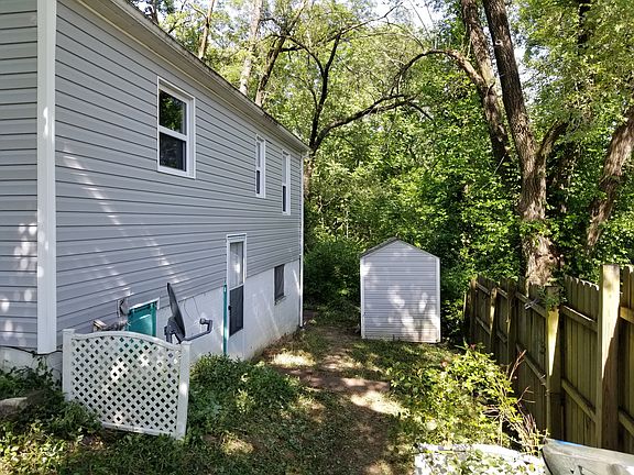 3rd image of 916 Saint Clair Ave