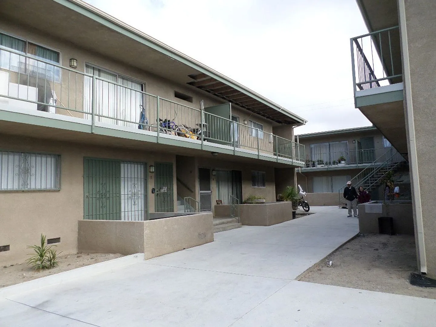 2 Bedroom 1 Bath For Rent in Gardena — Photo 2