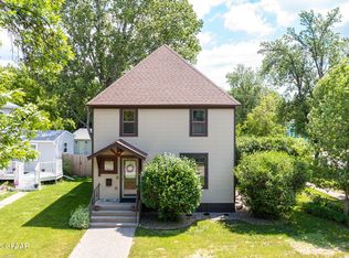 821 Cottonwood St, Grand Forks, ND 58201