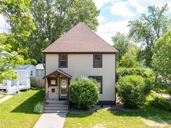 821 Cottonwood St, Grand Forks, ND 58201