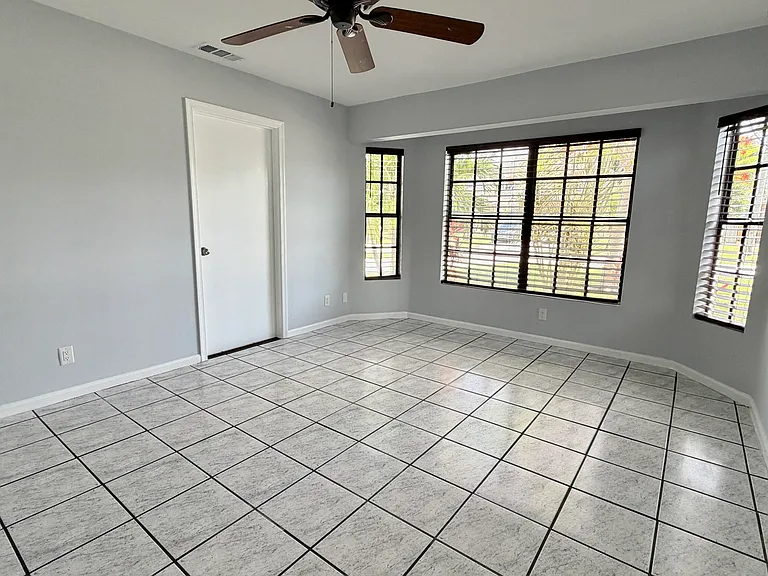 6048 Garrett St — Photo 32