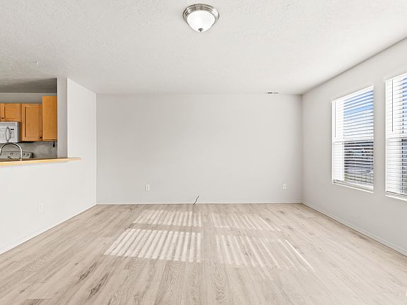 4th image of 3117 Cascadia St