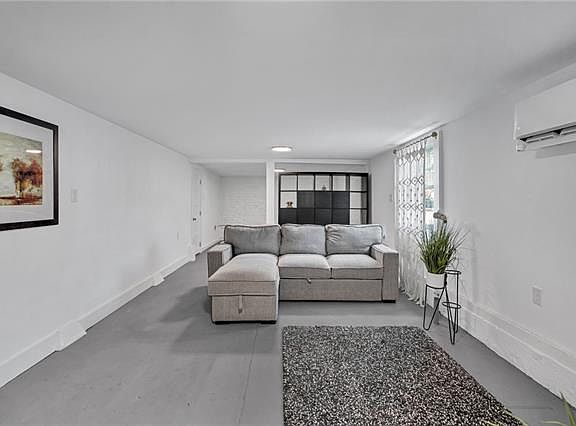 5th image of 1539 Dante St #B
