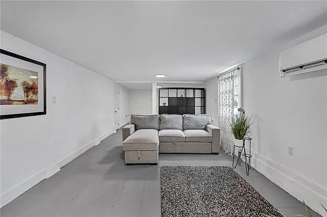 1539 Dante St #B — Photo 5