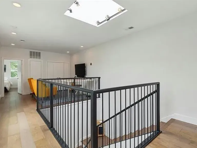 4413 Roseland Ave — Photo 10