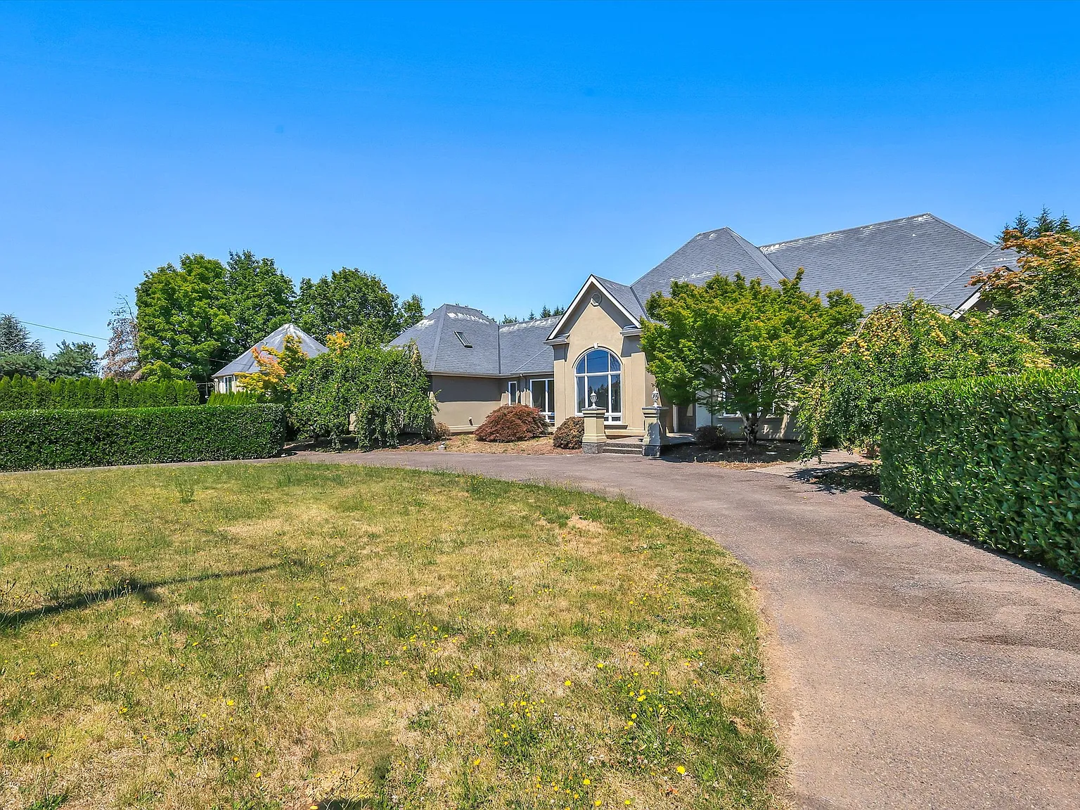 6 bed, 3825 sqft, $5,275 — Photo 2