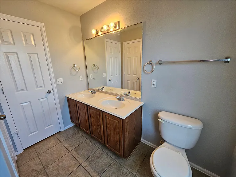 580 Hometown Pkwy — Photo 32