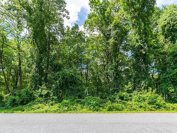 3rd image of 9 Deer Ln