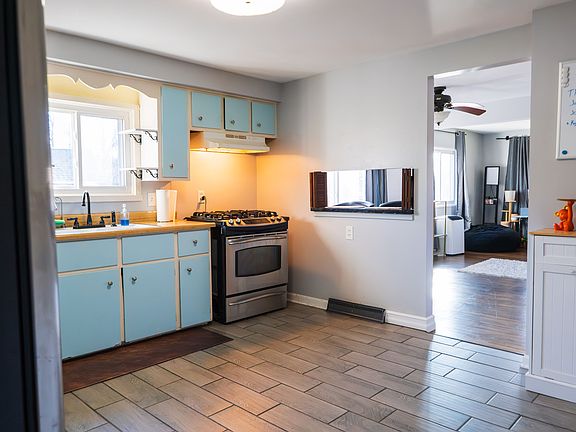 3rd image of 179 Heath St #2