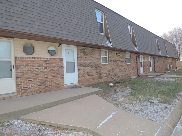 3 Bd Townhome — Photo 26