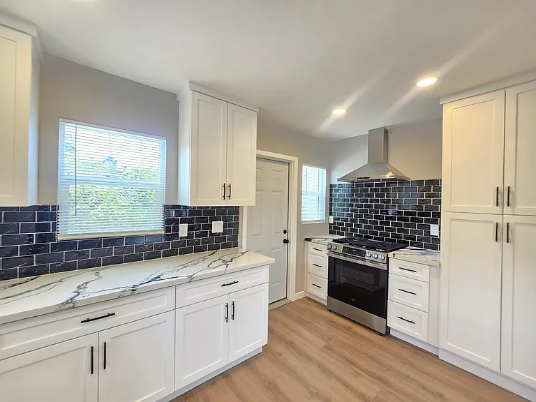 6327 California Ave — Photo 3