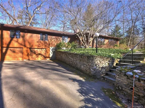 9 Dickinson Drive, Woodbridge, CT 06525