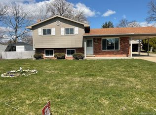 13392 Gerald St, Gibraltar, MI 48173