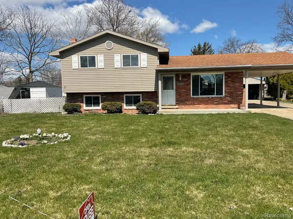 13392 Gerald St, Gibraltar, MI 48173