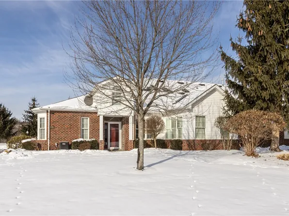 2201 Ambassador Ln, Valencia, PA 16059