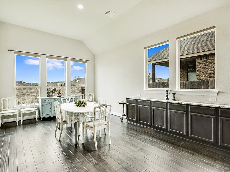 3925 Octavia Dr — Photo 10