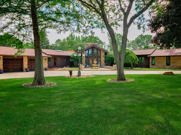 24580 W Magnolia Dr, Antioch, IL 60002