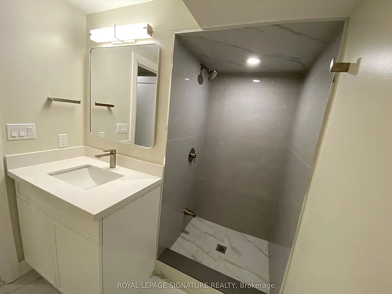 3271 Pilcom Cres #LOWER — Photo 11