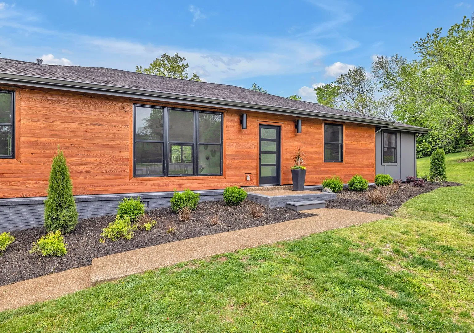 **Totally Renovated Contemporary Home in Williamson County Brentwood** — Photo 2