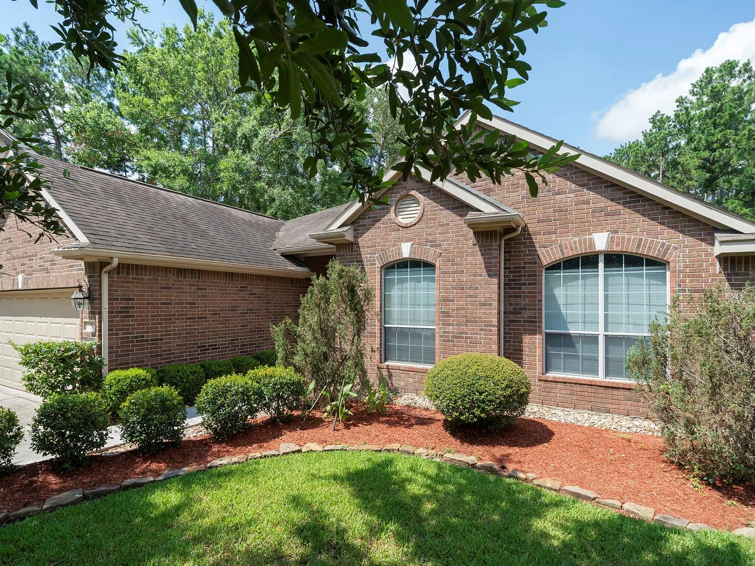 4 bed, 2.0 bath, 2506 sqft, $3,100 — Photo 2
