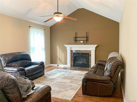4th image of 1364 Evergreen Dr