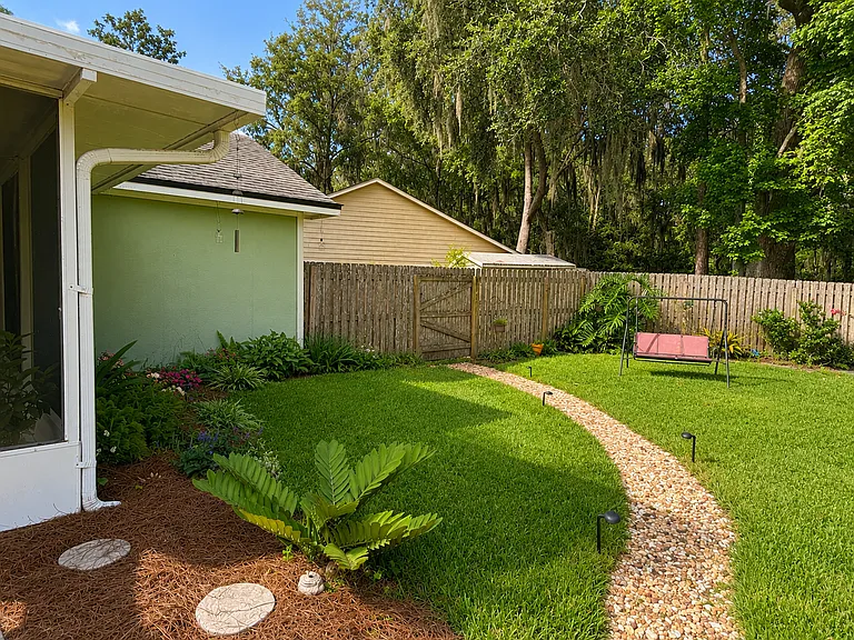 102 Summer Dr — Photo 36