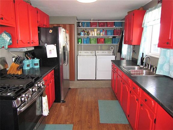 5th image of 207 Dunn Ave