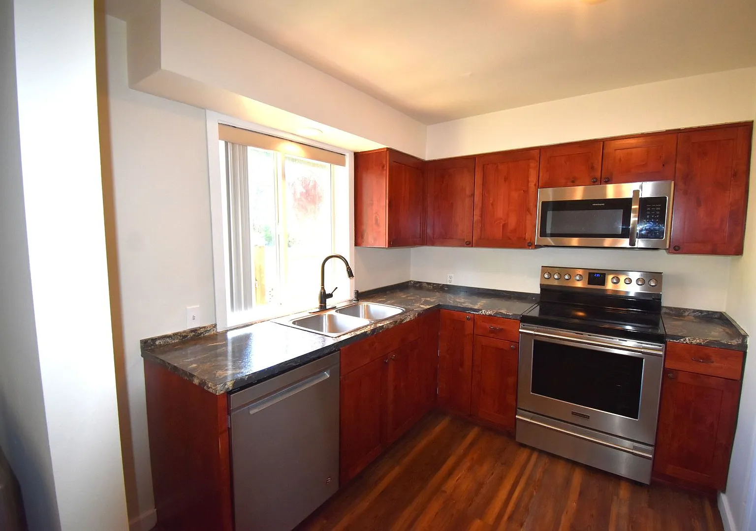 1174 & 1178 Hiatt St. — Photo 4