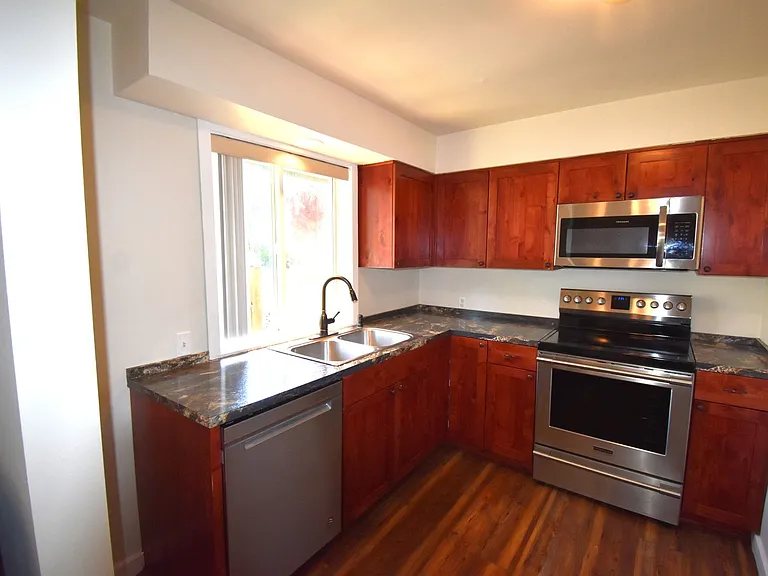 1174 Hiatt St — Photo 4