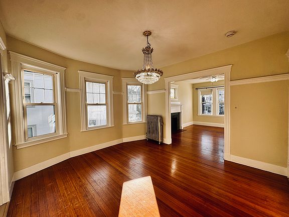5th image of 165 Winsor Ave Unit 2